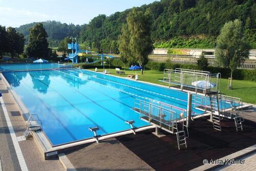 Sprungtürme und Schwimmbecken im Neckarfreibad. Sprungtürme und Schwimmbecken im Neckarfreibad.