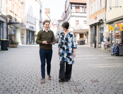 Zwei Menschen in der Stadt Zwei Menschen in der Stadt