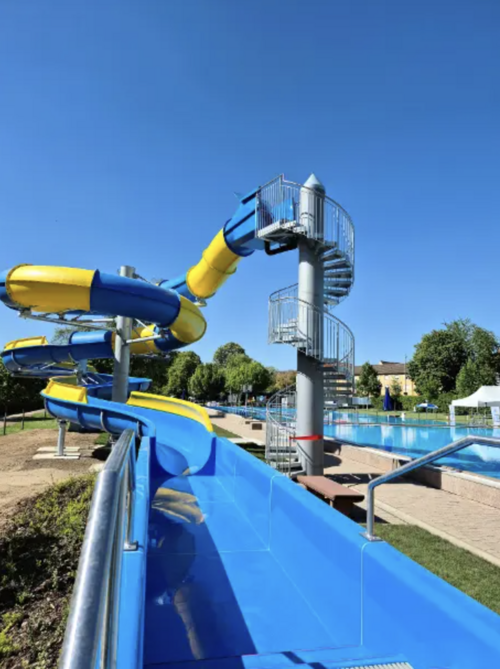 Neue Riesenrutsche im Esslinger Neckarfreibad.
