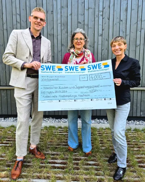 Leiterin Miriam Wanisch (Mitte) nimmt am 28. April eine Spende der SWE-Belegschaft entgegen Leiterin Miriam Wanisch (Mitte) nimmt am 28. April eine Spende der SWE-Belegschaft entgegen