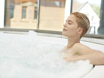 Eine Frau im Whirlpool in der Saunalandschaft des Merkelschen Schwimmbads