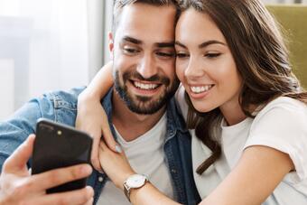 Mann und Frau schauen gemeinsam auf ein Handy