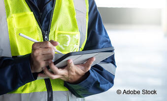 Person mit Tablet Person mit Tablet