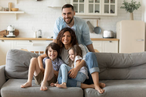 Familie auf der Couch