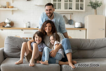 Familie auf der Couch