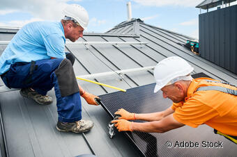 PV Anlage Dach wird angebracht
