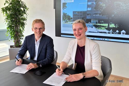Wernaus Bürgermeisterin Christiane Krieger und SWE-Geschäftsführer Jörg Zou unterzeichneten am 26. August 2026 den neuen Gaskonzessionsvertrag. Wernaus Bürgermeisterin Christiane Krieger und SWE-Geschäftsführer Jörg Zou unterzeichneten am 26. August 2026 den neuen Gaskonzessionsvertrag.