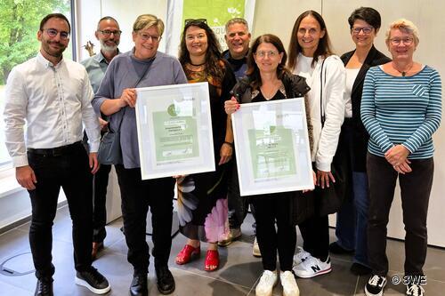 Bei der Preisverleihung des grünES-Klimacent-Wettbewerbs 2026 am 9. Oktober (von links): die grünES-Geschäftsführer Jochen Distel und Udo Hoffmann, die SSVE-Vorstandsmitglieder Dr. Sibylle Schmied, Carola Orszulik und Ulrich Spiegel, die Vorstandsmitglieder des TSV Berkheim Katie Schweizer und Brigitte Reitbauer sowie die Jurymitglieder Dr. Katja Walther von der Stabsstelle Nachhaltigkeit und Klimaschutz der Stadt Esslingen und Anke Geppert von der Fakultät Angewandte Naturwissenschaften, Energie- und Gebäudetechnik der Hochschule Esslingen. Bei der Preisverleihung des grünES-Klimacent-Wettbewerbs 2026 am 9. Oktober (von links): die grünES-Geschäftsführer Jochen Distel und Udo Hoffmann, die SSVE-Vorstandsmitglieder Dr. Sibylle Schmied, Carola Orszulik und Ulrich Spiegel, die Vorstandsmitglieder des TSV Berkheim Katie Schweizer und Brigitte Reitbauer sowie die Jurymitglieder Dr. Katja Walther von der Stabsstelle Nachhaltigkeit und Klimaschutz der Stadt Esslingen und Anke Geppert von der Fakultät Angewandte Naturwissenschaften, Energie- und Gebäudetechnik der Hochschule Esslingen.