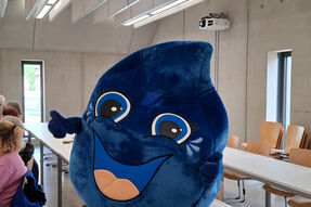 SWE-Maskottchen SWEn zu Besuch in der Hochschule Esslingen.
